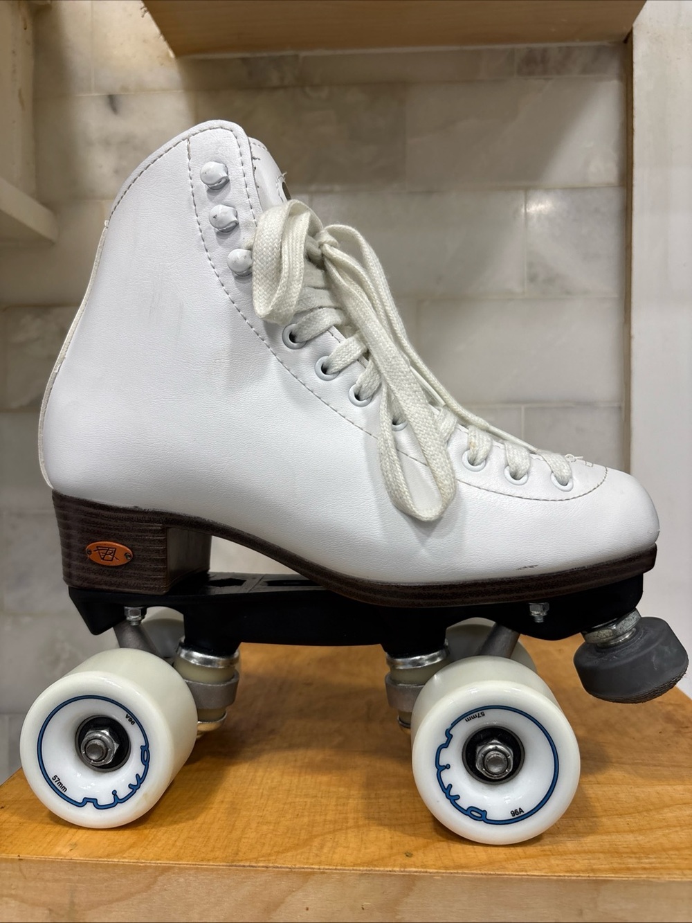 WOMANS WHITE RIEDELL ROLLER SKATES  SIZE 5, 96A 57mm WHEELS, PO#32557- STK#111W